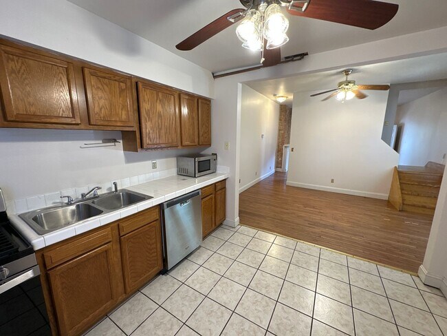 Building Photo - Highland 1557-1559 1557HSLLC