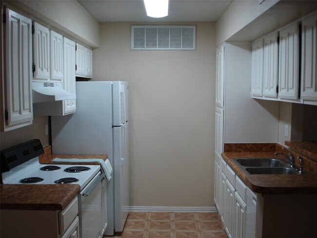 Building Photo - 12955 Woodforest Blvd