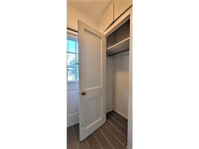 Building Photo - 2335 Hemlock Ln N