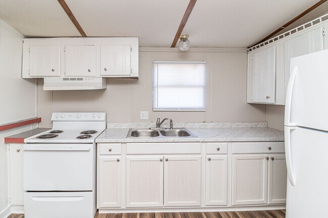 Building Photo - Rosewood Rental! Newly Remodeled 2 BR, 2 B...