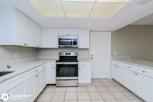 Building Photo - 1130 FOXWOOD DR, LUTZ, FL 33549