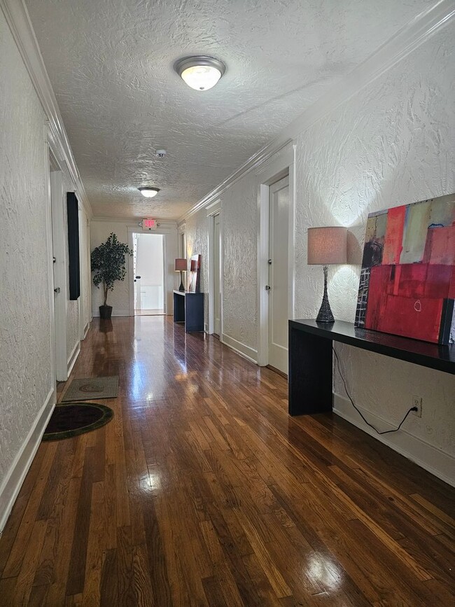 Building Photo - Uptown 1 Bedroom, 1 Bath, Swimming Pool, 1 block from St. Charles