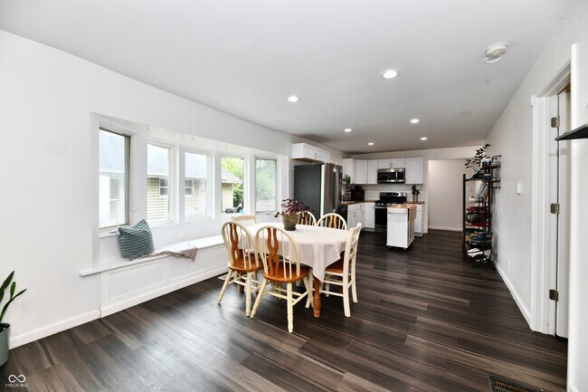 Building Photo - 1924 Mansfield St