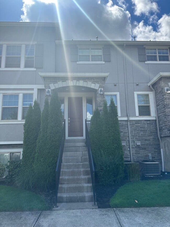 Building Photo - BEAUTIFUL CONTEMPORARY HOME IN BETHANY