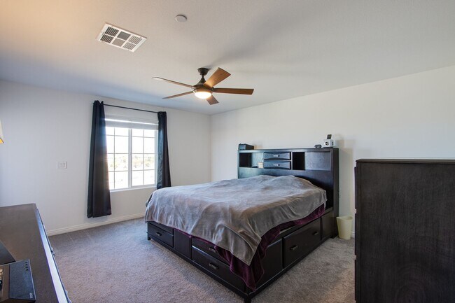 Building Photo - 2 Story Townhouse in Gated Community! Comi...