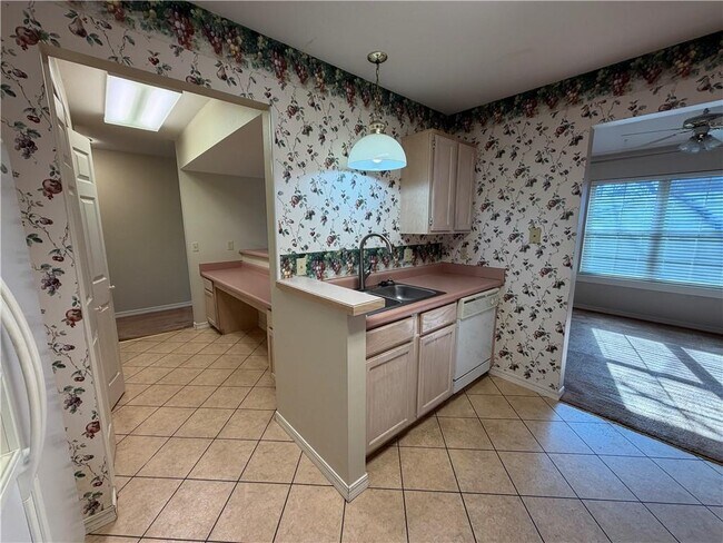 Building Photo - 706 Meghan St