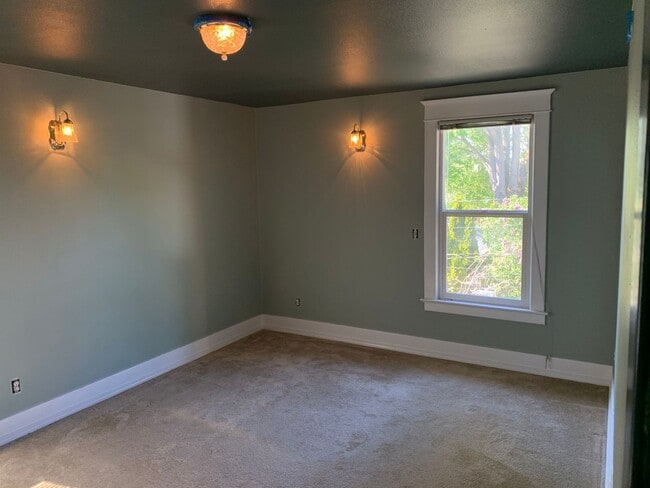 Building Photo - Classy Duplex in Desirable Tacoma area - Close to 6th ****COMING SOON***