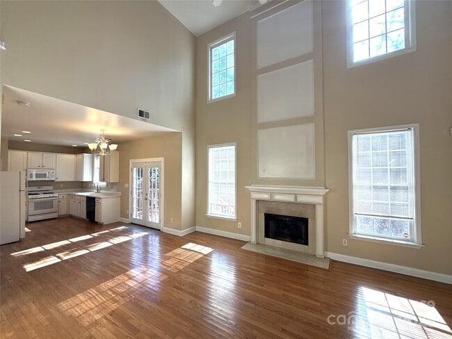 Building Photo - 1928 Dearmon Dr