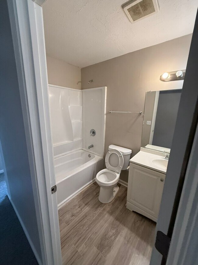 Building Photo - Charming 3-Bedroom Property in Prime Location