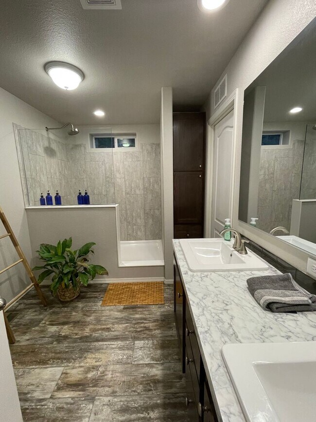 Building Photo - ***PENDING APPLICATION***Beautiful Home wi...