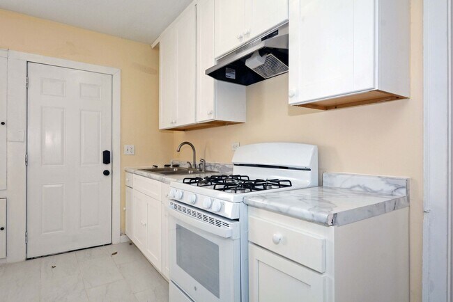 Building Photo - * Move In Special! * Beautiful 4-Bedroom, 1-Bathroom Home Available Now in NE Minneapolis!