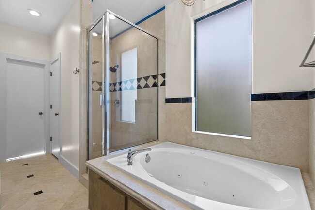 Building Photo - Rare 2BR/2BA Townhome with Spacious Yard i...