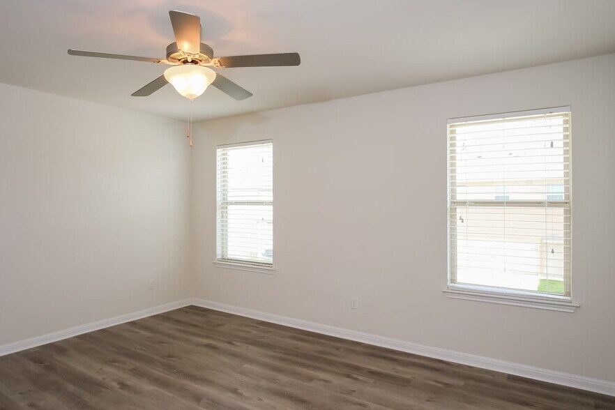 Building Photo - 200 Diamond Point Dr