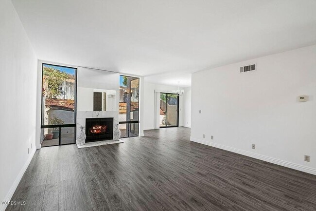 Building Photo - Hillside Hideaway in Thousand Oaks