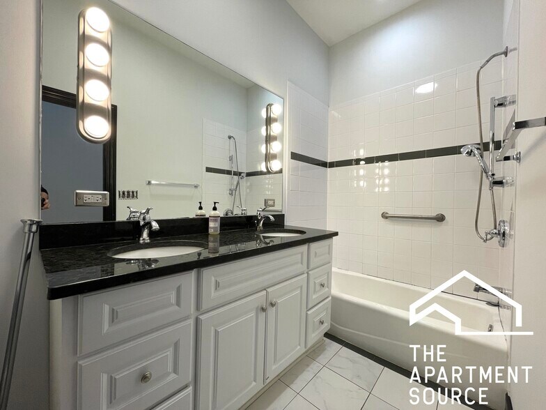 Building Photo - 2842 W Augusta Blvd