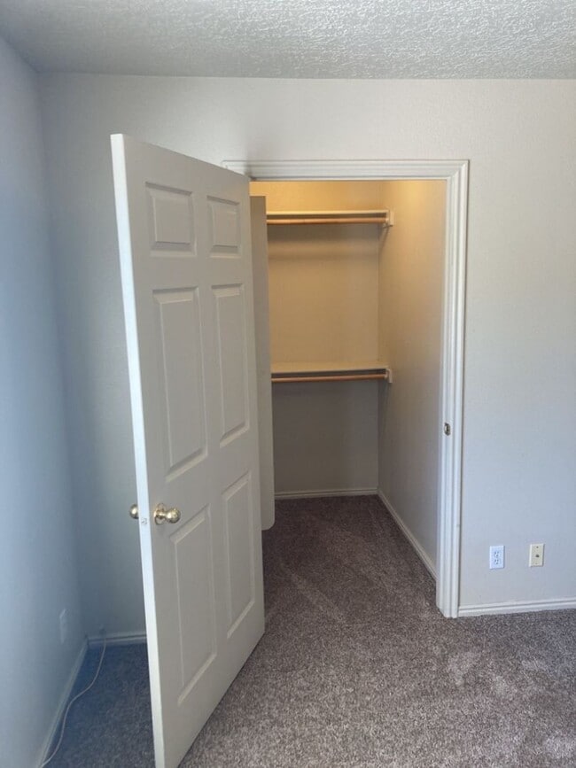 Building Photo - 3 bed, 1.5 bathroom - Two Story Twin Home