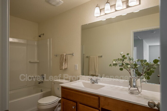 Building Photo - 571 Pebble Bend