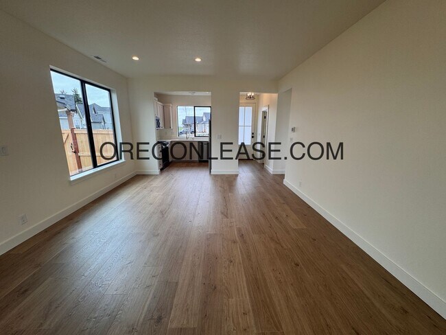 Building Photo - Brand new 3 bedroom 2.5 bath Coburg townhome