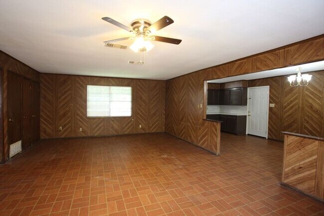 Building Photo - Cozy 2 Bedroom, 1 Bath Duplex in Tyler!