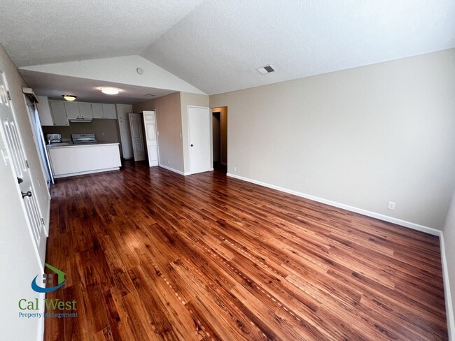 Building Photo - $2,695 Cute cozy 2/1 Condominium in South ...