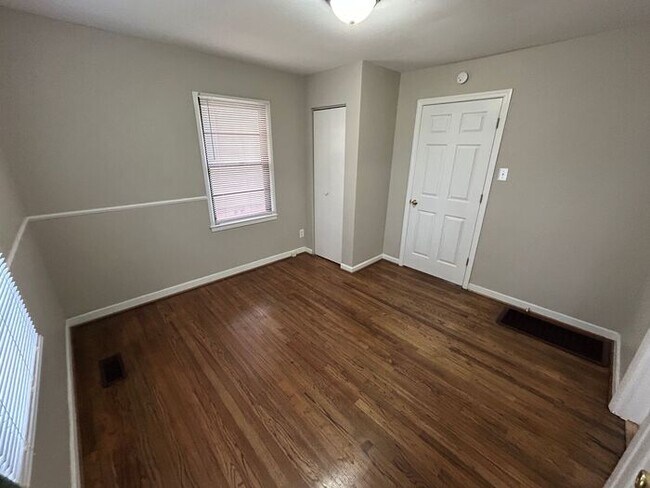 Building Photo - Adorable 3-Bedroom Home with Fenced Backya...