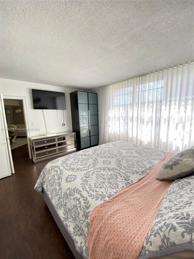 Building Photo - 905 Brickell Bay Dr