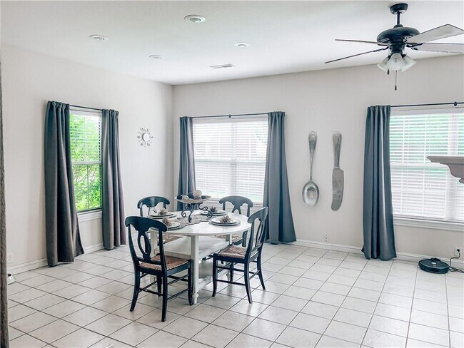 Building Photo - 407 NW Saddlebrook Dr