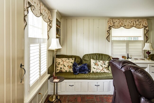 Building Photo - 148 Heritage Rd