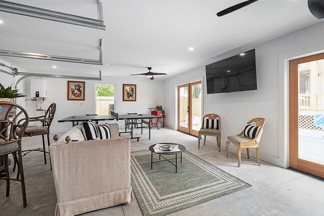 Building Photo - 30 W Castillo Dr