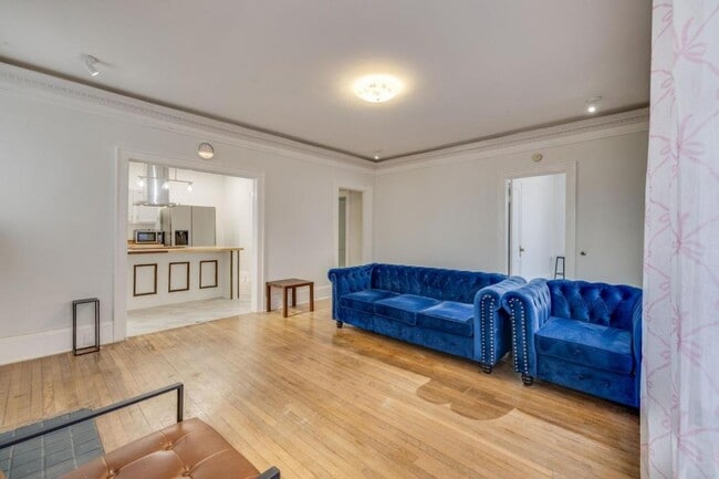 Building Photo - 818 5th St