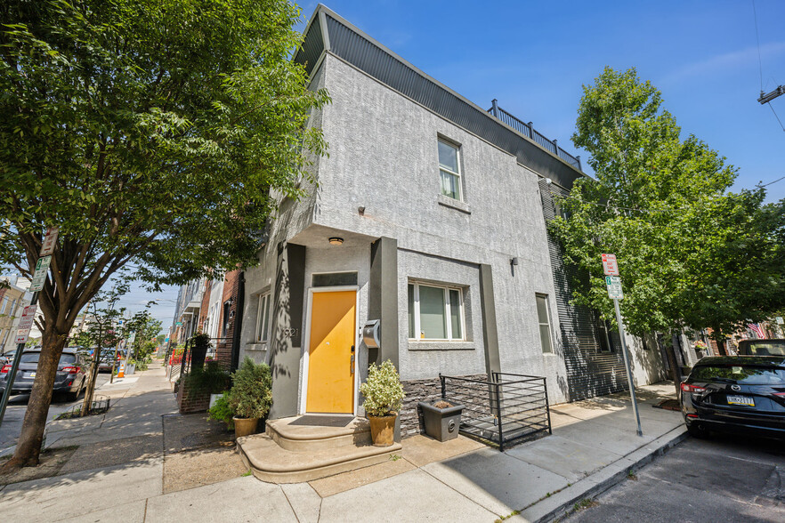 Outside - 1921 Reed St
