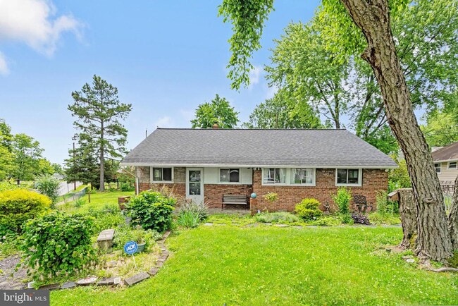 Building Photo - 2000 Longview Ct
