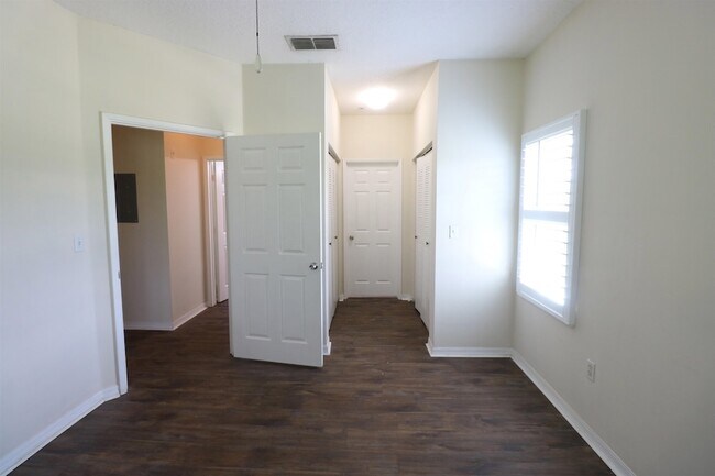 Building Photo - 625 Fairway Dr