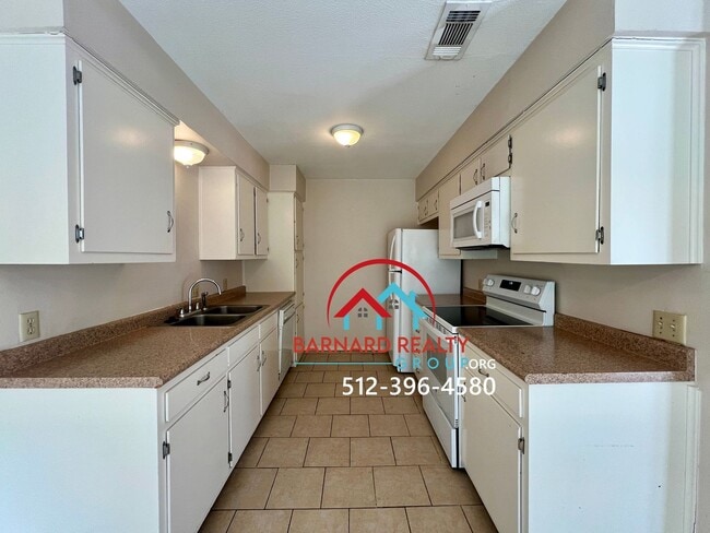 Building Photo - Available July 12: Duplex Close to Texas S...