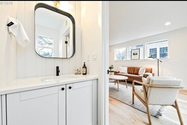 Building Photo - 617 N Lombard St