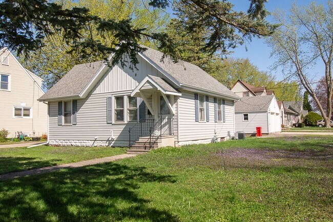 Building Photo - Adorable Austin home on corner lot with 2-car garage!
