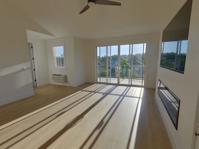 Building Photo - Beautiful 6 bedroom Campus Home!