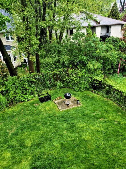BACKYARD RIGHT - 426 N Essex Ave