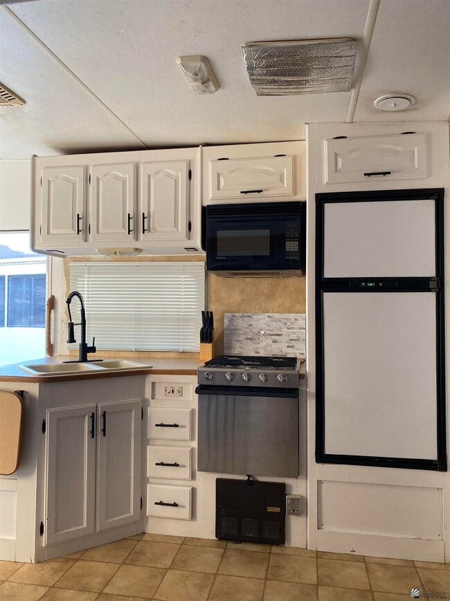 Building Photo - 12617 E 46th Dr