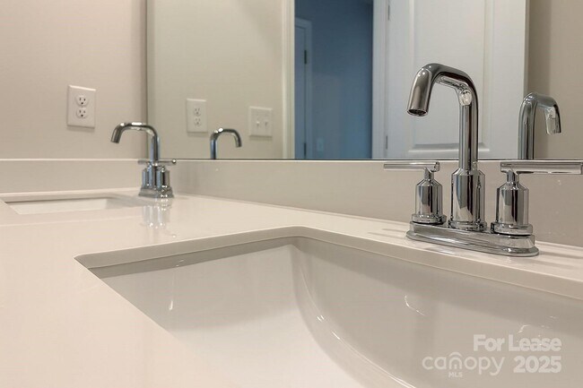 Building Photo - 5514 Hydrangea St