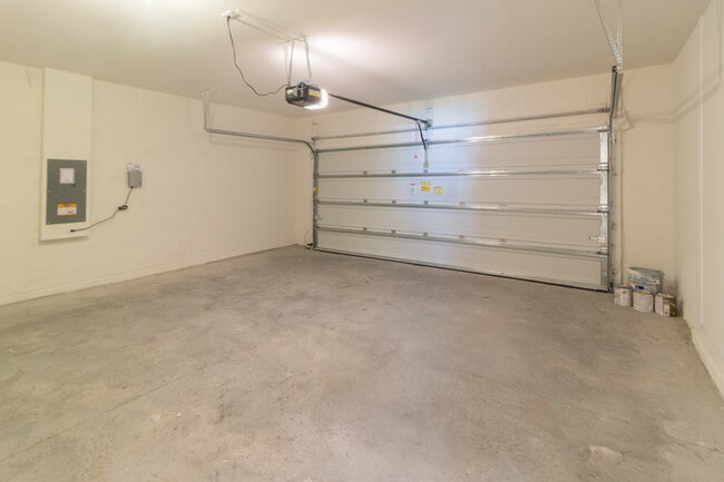 Building Photo - 462 St Georges Cir