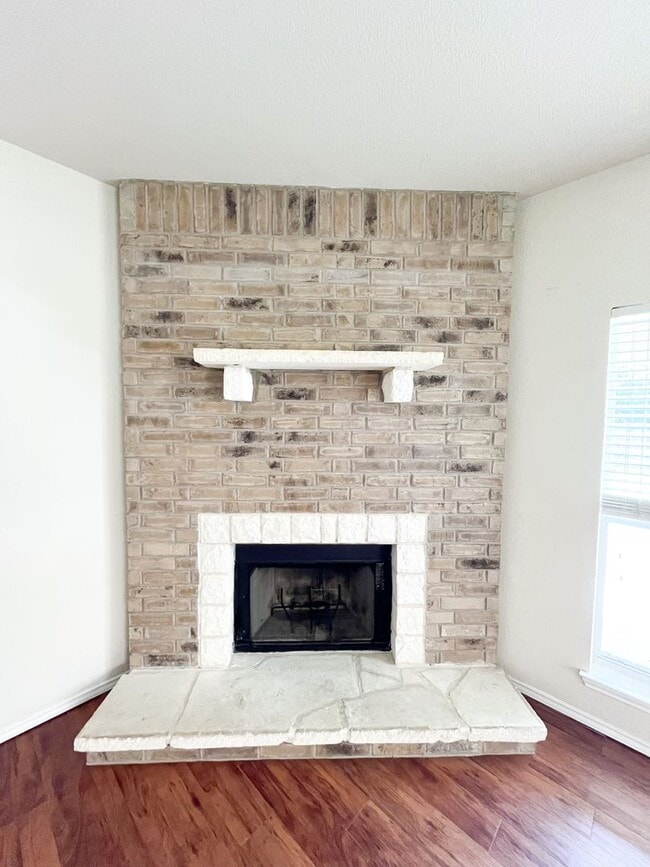 Building Photo - Available NOW!!!! Open floor plan features...