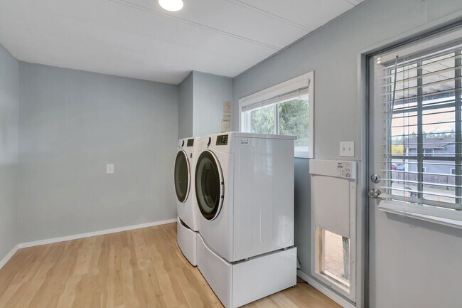 Building Photo - Cozy 3 Bedroom Home on a Large Lot!