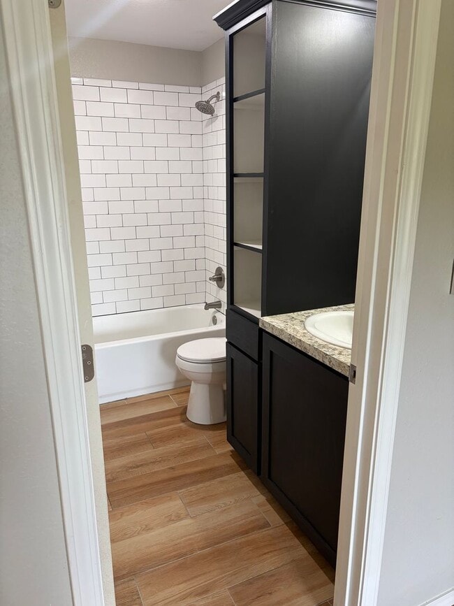 Building Photo - 2 BEDROOM 1 BATH HOUSE ALL ELECTRIC TILE FLOORING CENTRAL HEAT & AIR STACK WASHER/DRYER INCLUDED