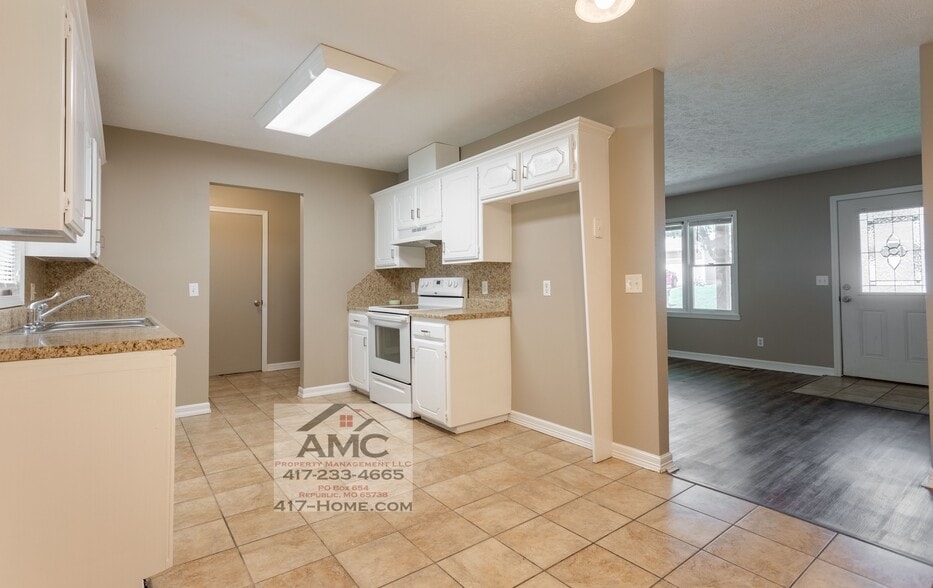 Building Photo - 1008 S Oak Ridge Dr