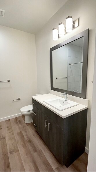 Bathroom - 2511 N Hamilton St