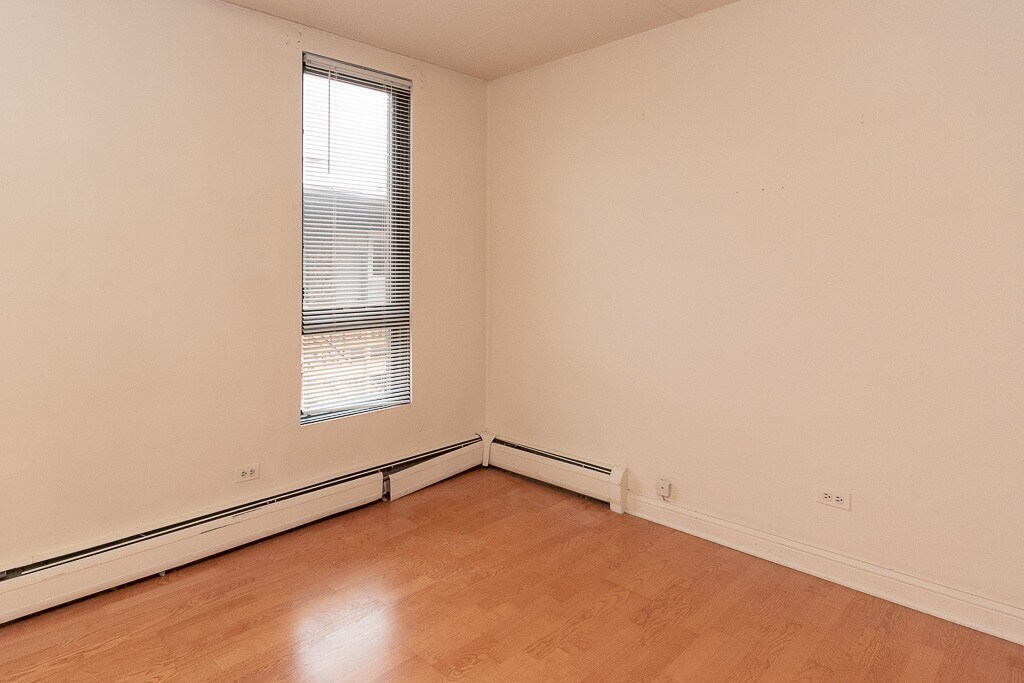 Building Photo - 629 W Wellington Ave