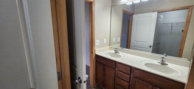 Building Photo - Rare 3 bedroom, 2.5 bathroom rental home w...