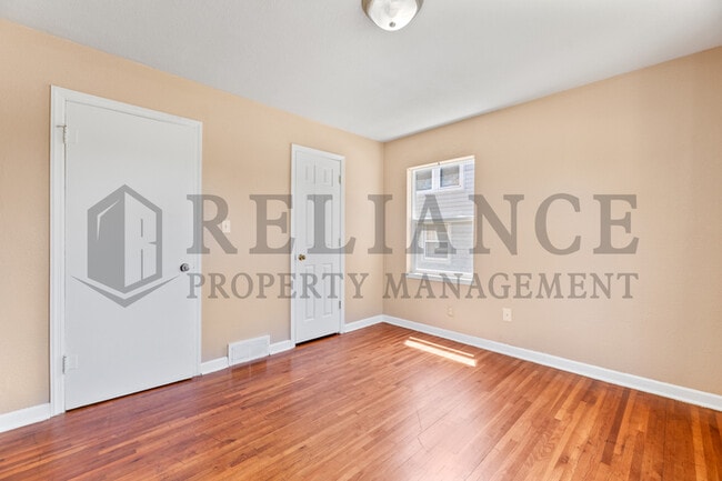 Building Photo - 536 S Glendale St