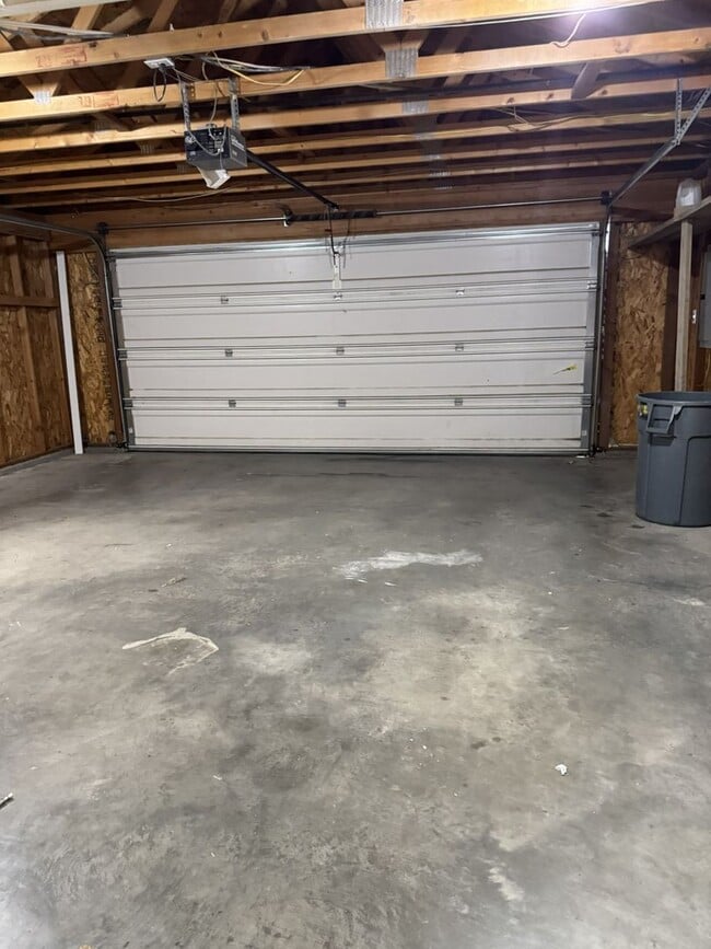 Building Photo - HARD TO FIND 4 BEDROOM